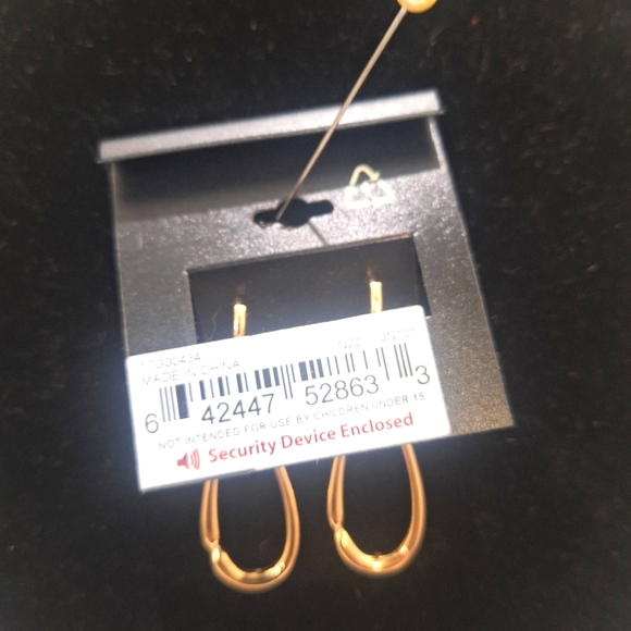 Napier NWT Goldtone Teardrop Shape Pierced Earrings - Picture 3 of 3